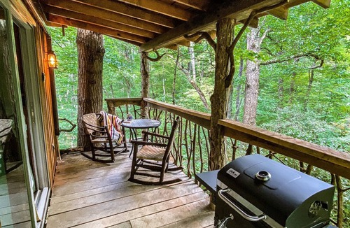 Farmington Cabin | Oakleaf Treehouse | 1BR,1BA, Hot Tub, Secluded Treehouse