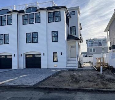 North Beach Haven Apartment | Ocean Side Spray Beach 5 Bedroom Townhome! With A Pool!