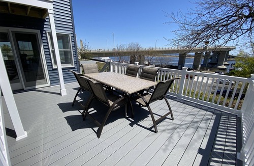 Highlands House | Ocean views, walk to beach, restaurants, music & park