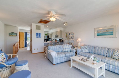 Sea Acres Condo | Oceanside condo in Duck with community pool & 2 en suites!