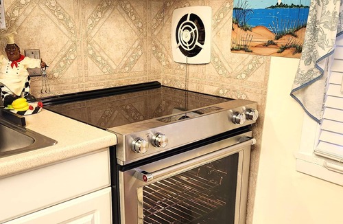 Beach Haven Terrace Apartment | OCEANSIDE Getaway: Affordable 3 Bedroom, Top Floor Apartment with Pickleball Fun
