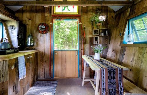 Roxbury House | Off-Grid Rustic Glamping Experience Ideal to Reconnect in NY