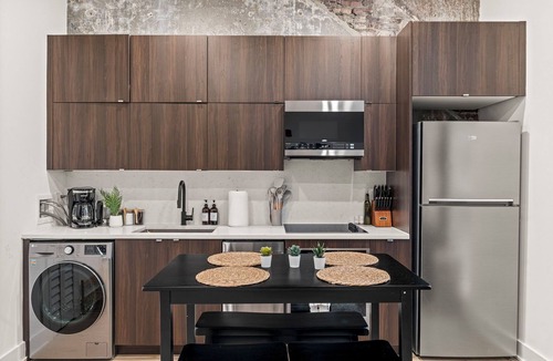 Old City Apartment | Old City-New Building Charm-Walk to Everything!