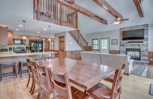 Lake Harmony Estates House | "On The Rocks", Hot Tub, Pool Table, Foosball, Bar, WIFI