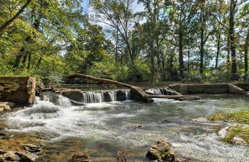 Ooltewah House | Ooltewah Cabin with Grill, Pool Table and Porch!