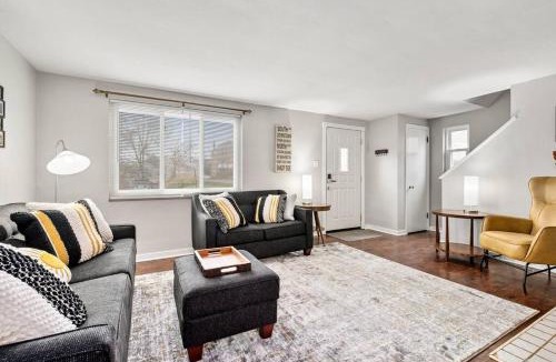 Brookline House | Open Floor Spacious Home, 15min from Downtown, Private Garage, Kids Friendly