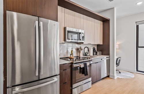 Pendleton Apartment | OTR+CBD | 1-Bed Suite l Free Parking l Gym & Pool