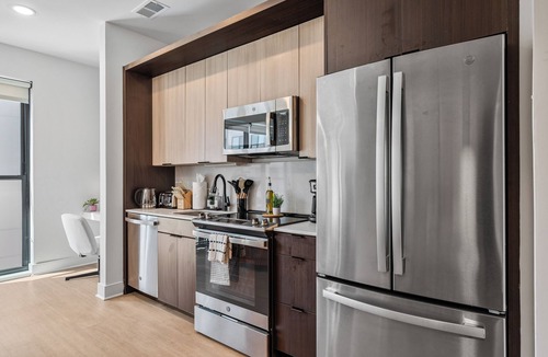 Pendleton Apartment | OTR & CBD - 1 King Bed, Free On-Site Parking, Pool, Gym, Exclusive Club Room