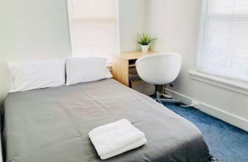 Spruce Hill Apartment | Oui on Ludlow - Entire House and Private Rooms in University City