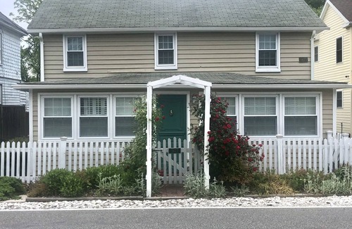 Rock Hall Cottage | Oyster Cottage - walk to shops , Mainstay music venue and the Bay!