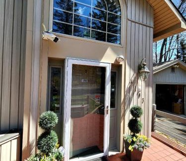 Pocono Summit House | Paradise in heart of Poconos FaSt InTeRnEt Close to All Attractions