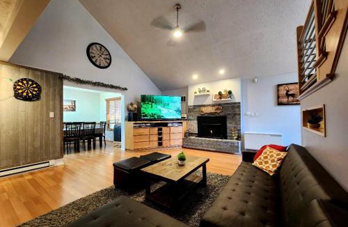Pocono Summit House | Paradise in heart of Poconos FaSt InTeRnEt Close to All Attractions