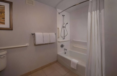 Newark Hotel | Paradocx Vineyard Tour! Pet-friendly Suite! Pool Access, Free Parking Onsite!