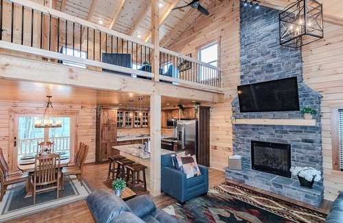 Austinburg Cabin | Peaceful 3BR Cabin Retreat w/Hot Tub-Near Wineries, Geneva-on-the-Lake & Spire