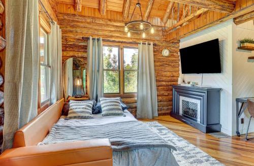 Blissfield Apartment | Peaceful Creekside North Studio with Fire Pit