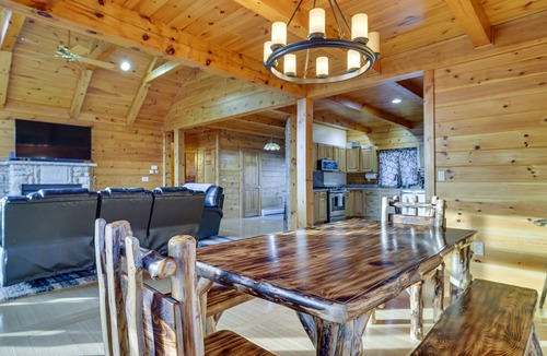 Lake Ariel Cabin | Peaceful Poconos Cabin < 1 Mi to Lake Henry!