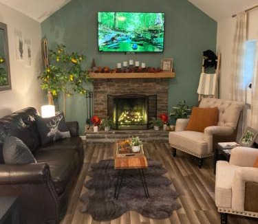 Tafton Villa | Peaceful Seasonal Wooded Cottage close to everything