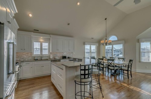Avalon House | Perfect for a large family. 2 blocks to the beach. One block to shopping.