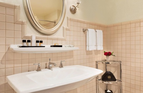 Downtown Wilmington Hotel | Perfect Wilmington Location in Landmark Hotel -Spacious Bathroom -Free WiFi