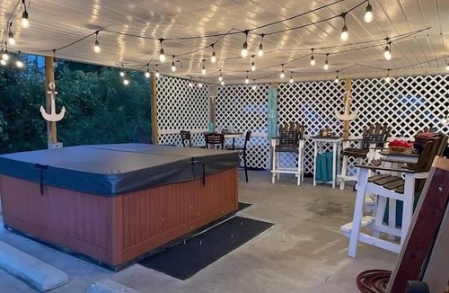 Somerset House | Pet & Family Friendly Near Lake HotTub FirePit Game Room Close to town