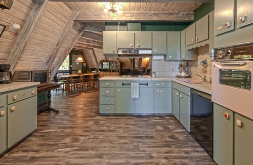 McCall House | Pet Friendly, 10 Guests, Walking Distance to Payette Lake/Downtown, Hot Tub!