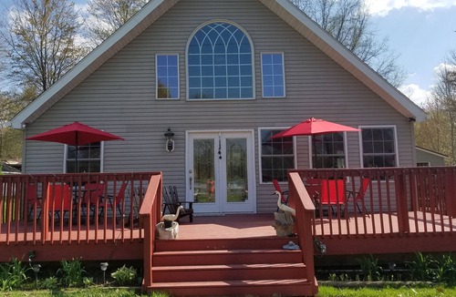 Westford House | Pet friendly and charming chalet just 1/2 mile walk to Lake Pymatuning