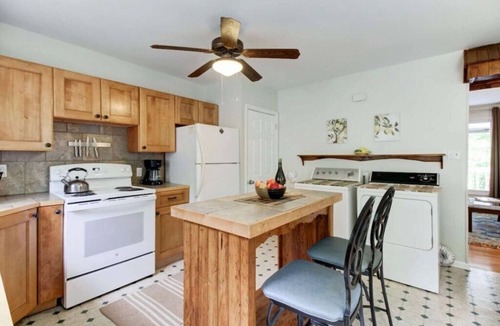 Hot Springs House | PET FRIENDLY COTTAGE 3.5 MILES FROM LAKE MOOMAW!