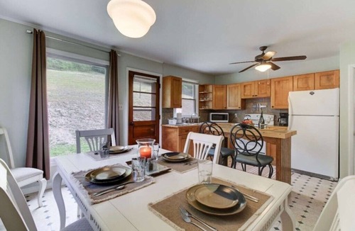 Hot Springs House | PET FRIENDLY COTTAGE 3.5 MILES FROM LAKE MOOMAW!