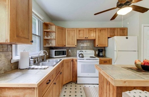 Hot Springs House | PET FRIENDLY COTTAGE 3.5 MILES FROM LAKE MOOMAW!