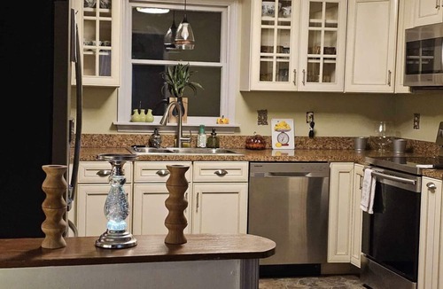 Hood House | Pet friendly home, pond, paddle boat, fishing gear, hiking, wineries, game room