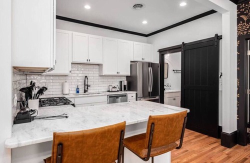 Downtown Columbus Apartment | Pet Friendly | Modern Touches | Walk to Bars