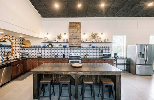 Williamstown House | Pickle Barn - Sleeps 20, Close to Ark, Great for Groups and Large Families