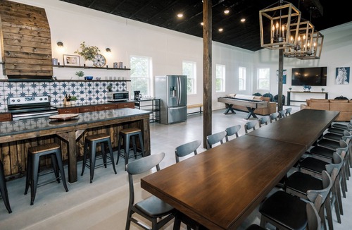 Williamstown House | Pickle Barn - Sleeps 20, Close to Ark, Great for Groups and Large Families