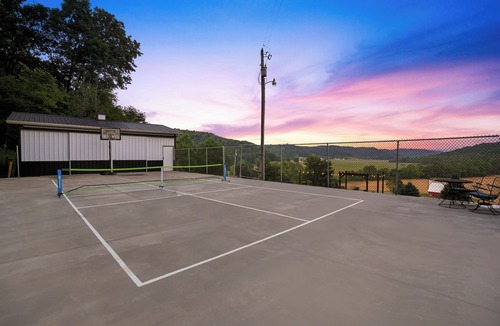 Laurelville House | Pickleball-PingPong-HotTub-Gym-PoolTbl-GameRoom