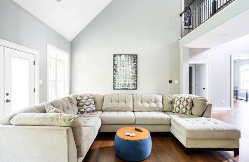 Pike Creek House | Pike Creek Palace 6 Bedrooms with 5 King beds Villa in Wilmington's Chateau Country