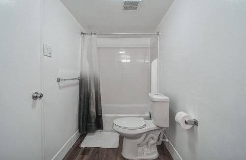Newark Apartment | Pine Brook 104 I Pool Gym I Free Parking !