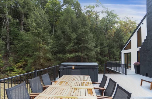 Duncannon Cabin | Pine Hollow Lodge 🌲 Hot tub! Pond! Game Room.