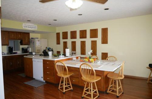 Kerr House | PineRidge Country Retreat with In ground Pool and Hot Tub