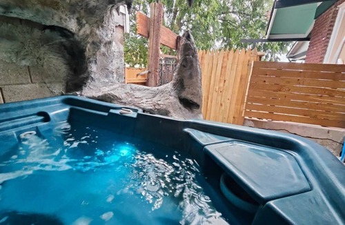 Fort Smith House | Pirate Seeking crew. Downtown with hot tub!