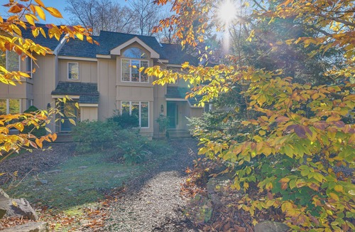 Pocono Pines House | Poconos Getaway★Modern Renovated Lakeside Home★Pool 3 Bed 2.5Bath Crested Falcon