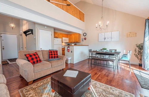 White Haven House | Pond View with FREE Big Boulder Club Access and Fireplace