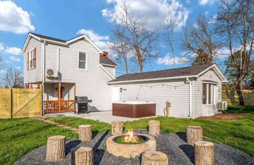 Luray House | Pondview 4BR Cabin-Walk to Caverns, Hot Tub, Wi-Fi