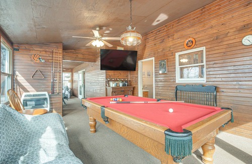Mount Vernon House | Pool, Deck & Fire Pit: Dog-Friendly Ohio Escape!