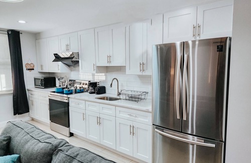Center City Apartment | Pool Table/5 King Beds/2 Free Driveway Parking