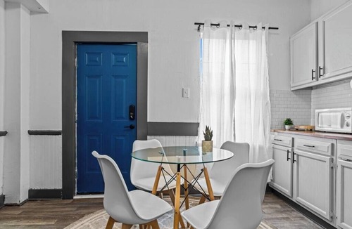 Portsmouth Apartment | Portside~Kid Friendly~Fast Wi-Fi~Self Check in