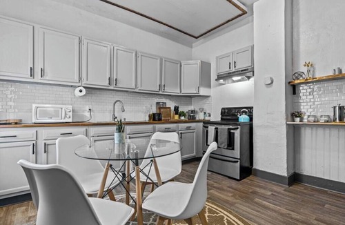 Portsmouth Apartment | Portside~Kid Friendly~Fast Wi-Fi~Self Check in