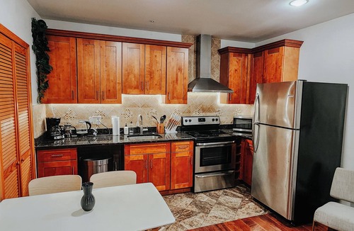 Gayborhood Apartment | Prime/King Bed/2 En-Suite Bathrooms/65"TV