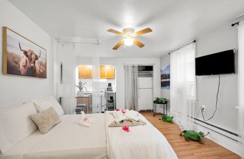 Gayborhood Apartment | Prime Studio Near Attractions