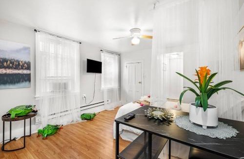 Gayborhood Apartment | Prime Studio Near Attractions