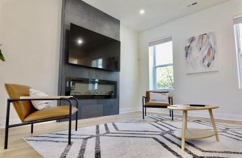 Petworth House | Pristine Petworth Family Home w Street Parking